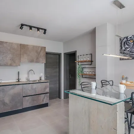 3 Bedroom Gorgeous In Klimno