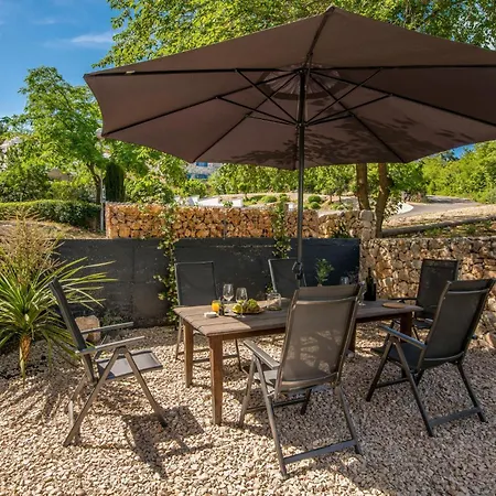 3 Bedroom Gorgeous In Klimno