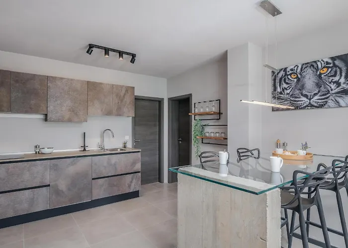 3 Bedroom Gorgeous In Klimno